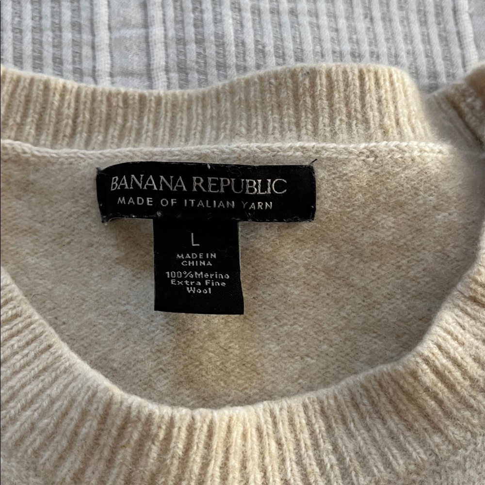 Banana Republic Cream Sweater - Picture 2 of 3
